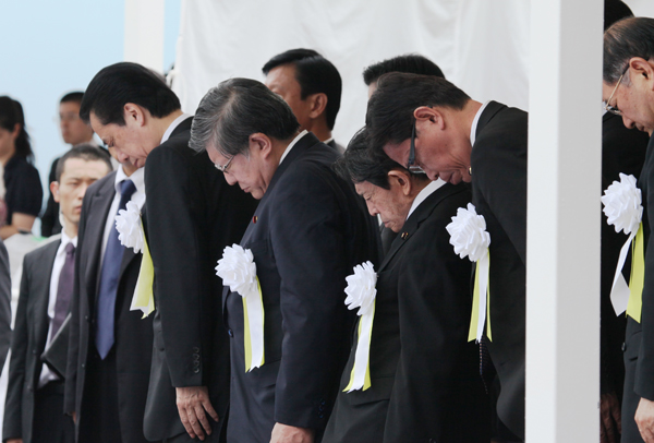 平和祈念式典で黙とうする菅総理