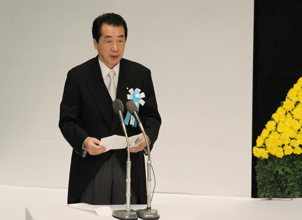 全国戦没者追悼式で式辞を述べる菅総理２