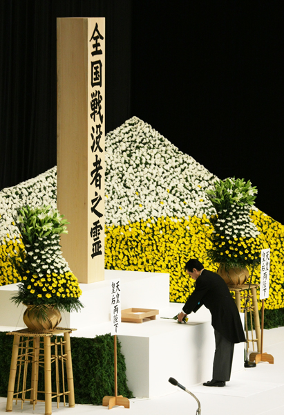 全国戦没者追悼式で献花する菅総理