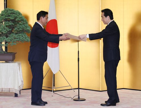 国民栄誉賞表彰式で、佐々木監督に表彰状を授与する菅総理