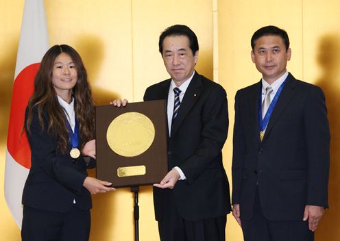 国民栄誉賞表彰式で、澤選手に盾を授与する菅総理