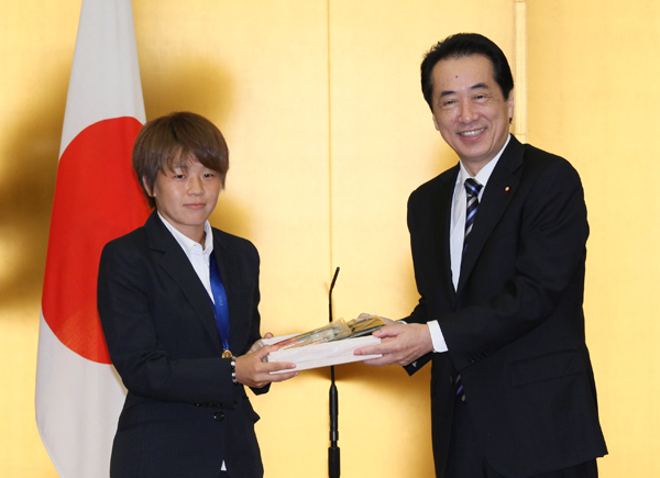 国民栄誉賞表彰式で、宮間選手に記念品を手渡す菅総理