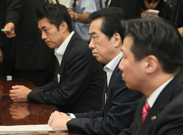 福島県知事との意見交換で厳しい表情を示す菅総理