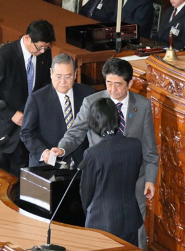 众参两院举行了内阁总理大臣指名投票，安倍晋三议员被指名为自伊藤博文第一代内阁总理大臣以来第96任（第63人）内阁总理大臣。