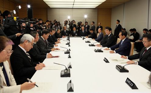 安倍总理在总理大臣官邸召开了第1次次官联络会议。