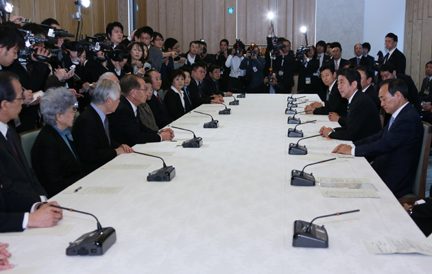 安倍总理在总理大臣官邸与北朝鲜绑架受害者家族举行了恳谈。