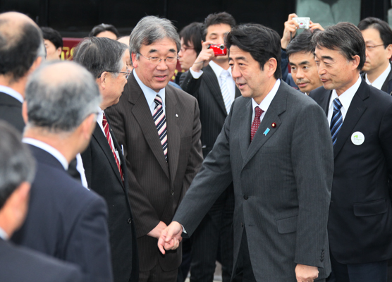 为了掌握东日本大地震的受灾情况，安倍总理访问了福岛县。