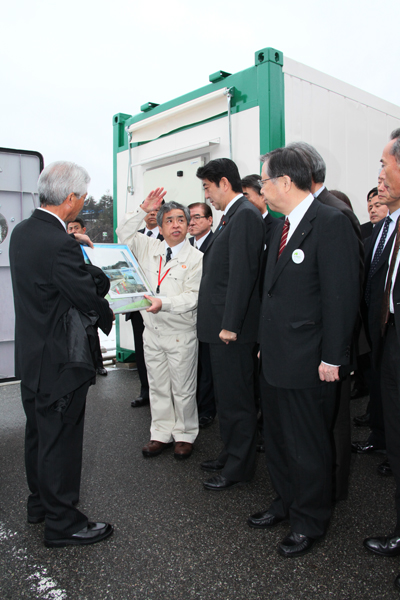 为了掌握东日本大地震的受灾情况，安倍总理访问了福岛县。