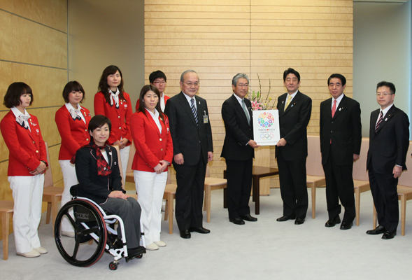 安倍总理在总理大臣官邸接受了公益财团法人日本奥林匹克委员会（JOC）会长竹田恒和，伦敦奥运会及伦敦残奥会日本代表团团员的拜会。
