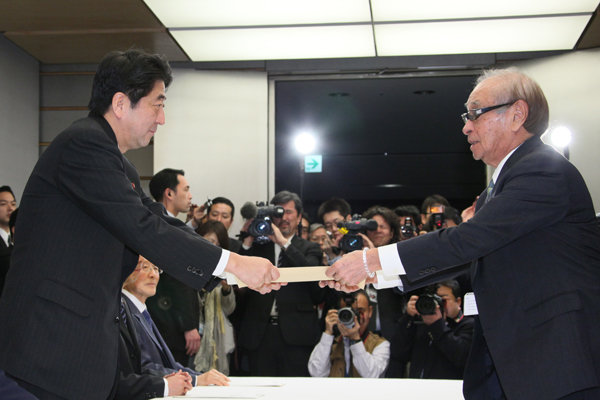 安倍总理在总理大臣官邸接受了仲井真冲绳县知事的要求。