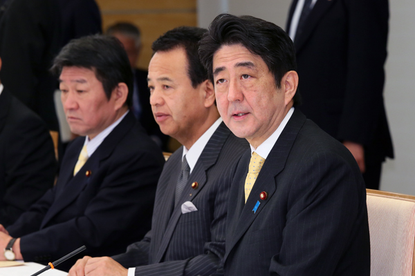 安倍总理在总理大臣官邸召开了第一次日本经济再生本部会议。