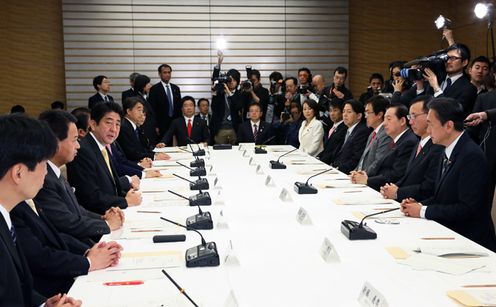 安倍总理在总理大臣官邸召开了第一次日本经济再生本部会议。