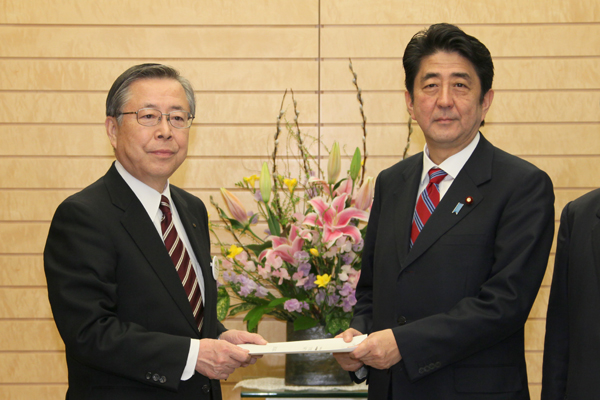安倍总理在总理大臣官邸接受了佐藤福岛县知事的拜会。
