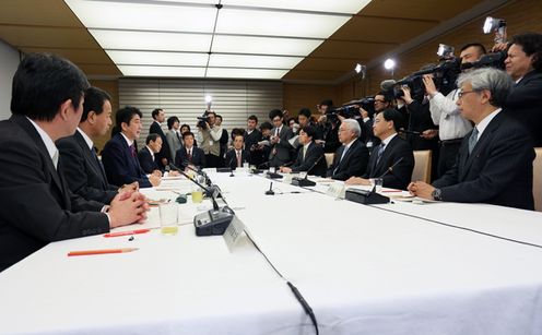 安倍总理在总理大臣官邸召开了第一次经济财政咨询会议。