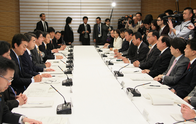 安倍总理在总理大臣官邸召开了第五次复兴推进会议。