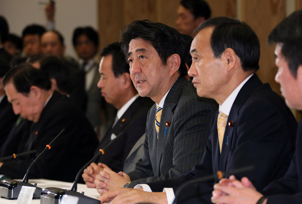 安倍总理在总理大臣官邸出席了有关日本经济再生紧急经济对策的政府执政党会议。