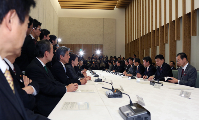 安倍总理在总理大臣官邸出席了有关日本经济再生紧急经济对策的政府执政党会议。