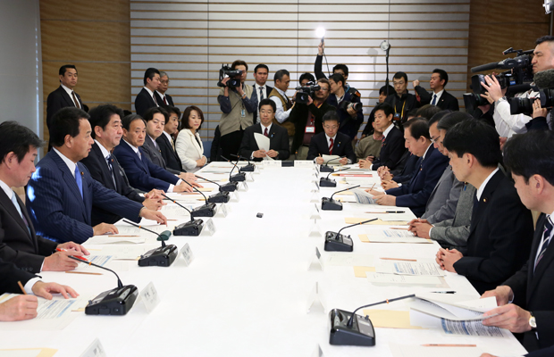 安倍总理在总理大臣官邸召开了第二次日本经济再生本部会议。