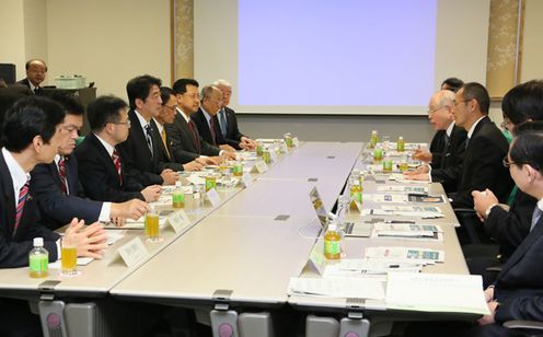安倍总理访问了大阪府和兵库县。