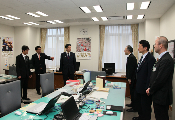 安倍总理举行了教育再生实行会议担当室挂牌仪式。