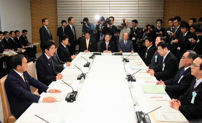 安倍总理出席了在总理大臣官邸召开的中央与地方协商会议。