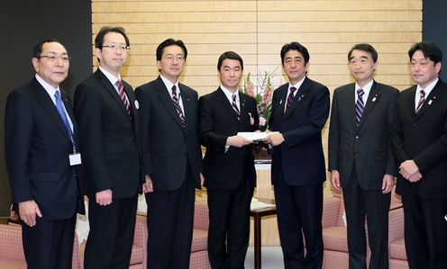 安倍总理在总理大臣官邸接受了青森、岩手、福岛及宫城四县知事等的要求。