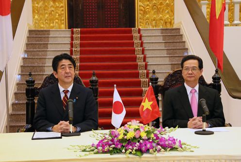安倍总理访问了今年与日本建交四十周年的越南社会主义共和国。