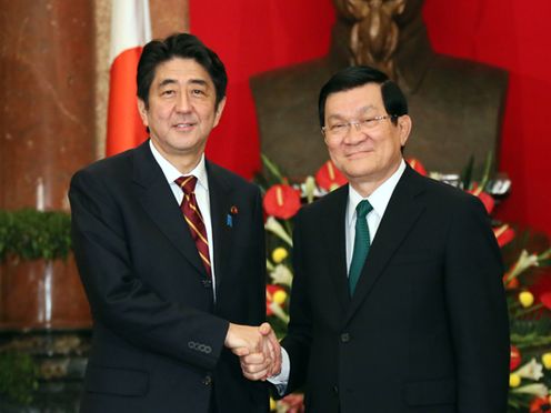 安倍总理访问了今年与日本建交四十周年的越南社会主义共和国。