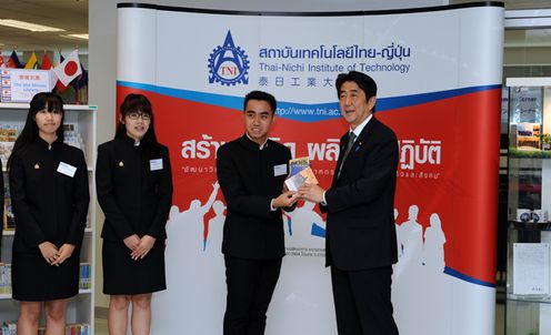 为了确保亚太地区的和平与繁荣,正在访问东盟国家的安倍总理访问了泰王国。