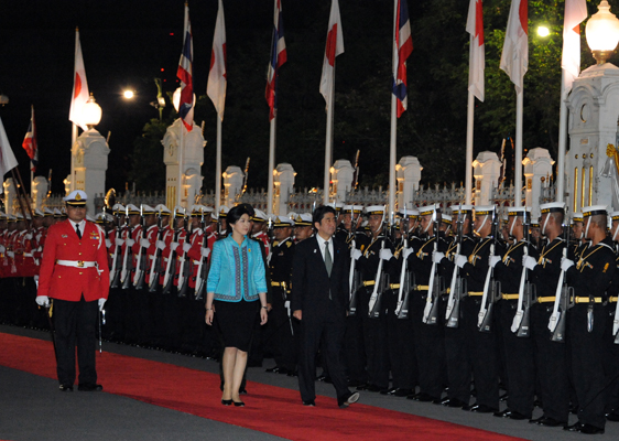 为了确保亚太地区的和平与繁荣,正在访问东盟国家的安倍总理访问了泰王国。