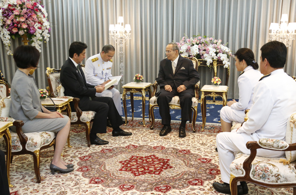 为了确保亚太地区的和平与繁荣,正在访问东盟国家的安倍总理访问了泰王国。