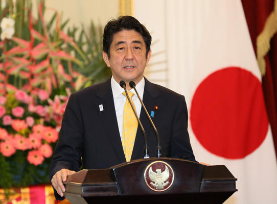 为了确保亚太地区的和平与繁荣,正在访问东盟国家的安倍总理访问了印度尼西亚共和国。