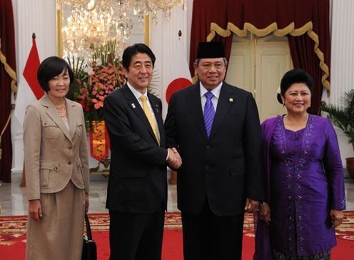 为了确保亚太地区的和平与繁荣,正在访问东盟国家的安倍总理访问了印度尼西亚共和国。