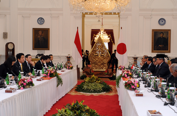 为了确保亚太地区的和平与繁荣,正在访问东盟国家的安倍总理访问了印度尼西亚共和国。