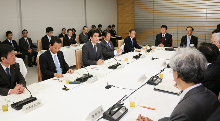安倍总理在总理大臣官邸召开了第二次经济财政咨询会议。