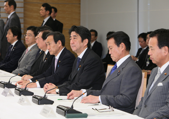安倍总理出席了在总理大臣官邸召开的有关每月例行经济报告等的相关阁僚会议。