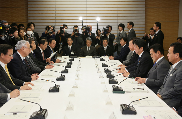 安倍总理出席了在总理大臣官邸召开的有关每月例行经济报告等的相关阁僚会议。