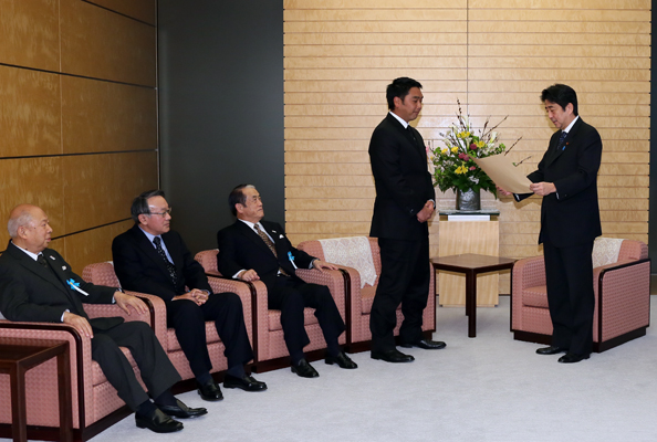 安倍总理在总理大臣官邸举行了第45次日本职业体育大奖总理大臣奖状颁奖仪式。