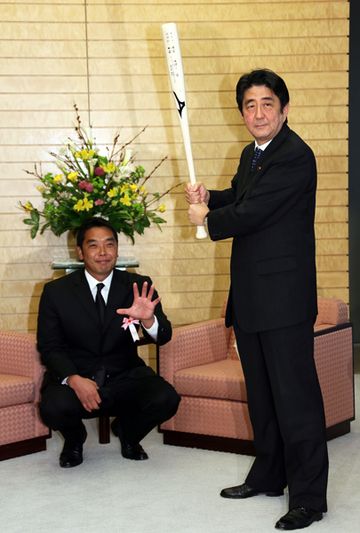 安倍总理在总理大臣官邸举行了第45次日本职业体育大奖总理大臣奖状颁奖仪式。