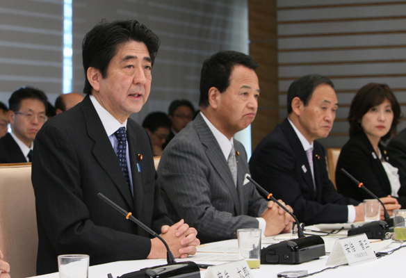 安倍总理在总理大臣官邸召开了第一次产业竞争力会议。