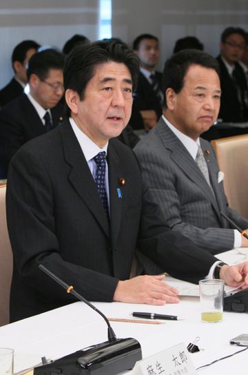 安倍总理在总理大臣官邸召开了第一次产业竞争力会议。
