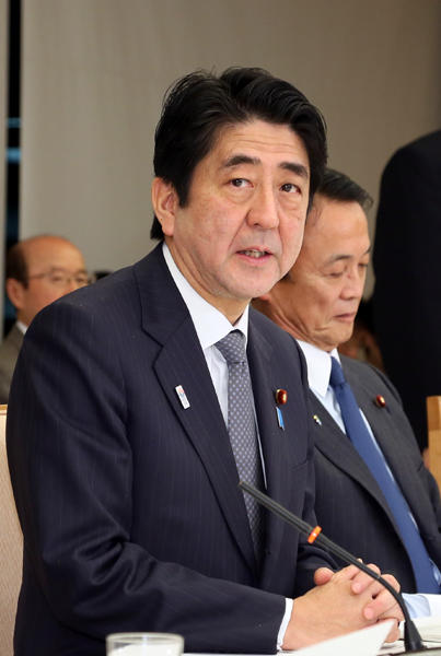 安倍总理在总理大臣官邸召开了第三次经济财政咨询会议。