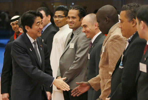 安倍总理在总理大臣官邸接受了参加世界青年之船青年代表的拜会。
