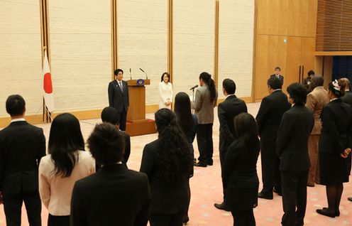 安倍总理在总理大臣官邸接受了参加世界青年之船青年代表的拜会。
