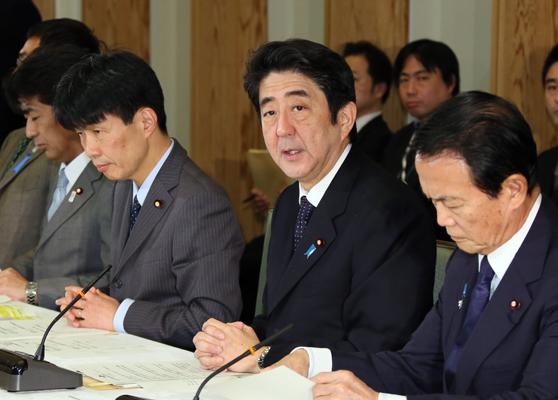 安倍总理在总理大臣官邸召开了宇宙开发战略本部会议。