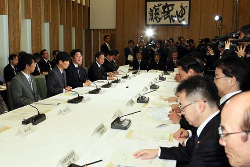 安倍总理在总理大臣官邸召开了宇宙开发战略本部会议。
