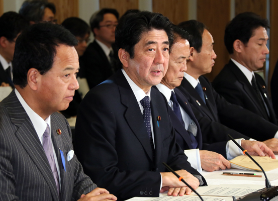 安倍总理在总理大臣官邸召开了日本经济再生本部会议。