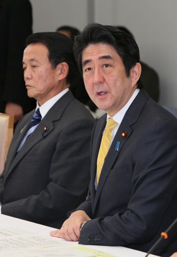 安倍总理在总理大臣官邸召开了有关2013年度预算的政府执政党会议。
