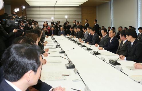 安倍总理在总理大臣官邸召开了第六次复兴推进会议。
