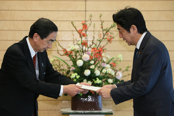 安倍总理在总理大臣官邸接受了西川一诚福井县知事等的要求。